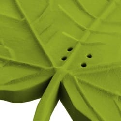 Otwory w atrapie liścia klonu